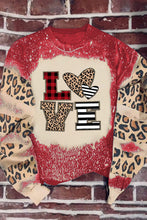 Sudadera con bloques de color blanqueados y leopardo con letras PRAY