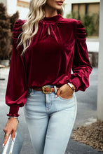 Blusa roja de terciopelo con mangas abullonadas y cuello simulado 