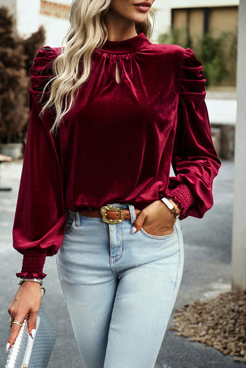 Blusa roja de terciopelo con mangas abullonadas y cuello simulado 