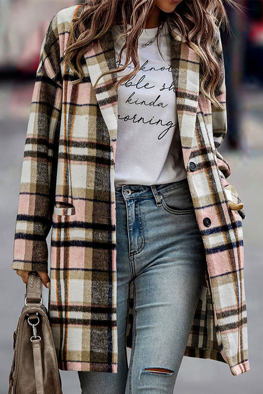 Chaqueta rosa con solapa y botones a cuadros