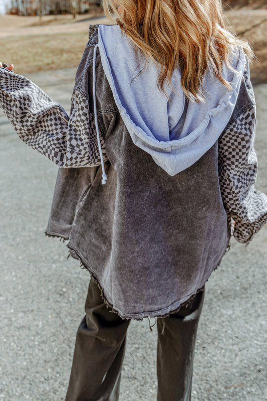 Chaqueta vaquera con capucha y dobladillo deshilachado con patchwork a cuadros gris 