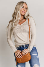 Top de manga larga con cuello en V de crochet de encaje beige 