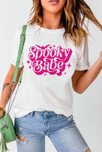 Camiseta blanca con cuello redondo y estampado de murciélago Spooky Babe de Halloween 