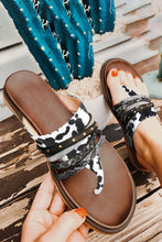 Sandalias con chanclas con estampado animal y tachuelas