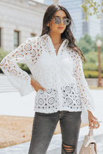 Camisa con cuello vuelto ahuecado y encaje de crochet