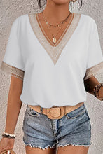 Blusa de manga corta con cuello en V y ribete de encaje