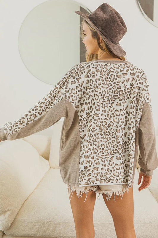 Top de manga larga con cuello redondo y estampado de leopardo