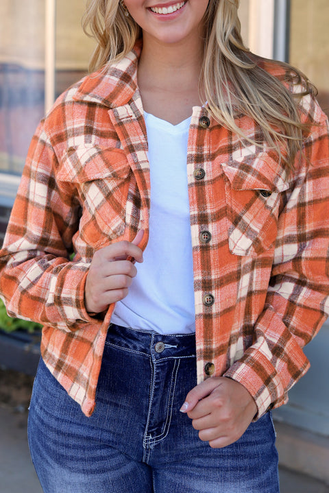 Chaqueta naranja con bolsillo con solapa y botones a cuadros 