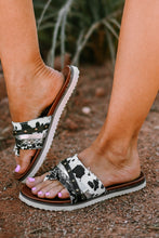 Sandalias con chanclas con estampado animal y tachuelas