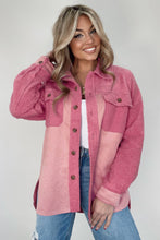 Chaqueta sherpa rosa con bolsillo con solapa y botones en bloques de color 