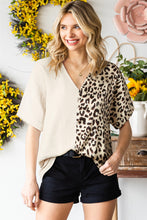 Blusa con bloques de color de leopardo en contraste