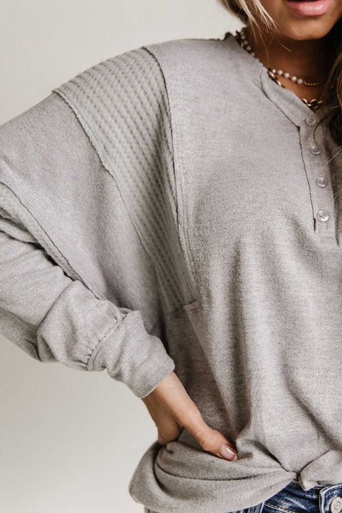 Top estilo henley con manga dolman y patchwork tipo gofre gris 