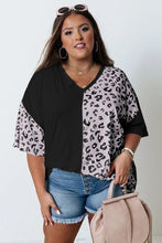 Top de manga corta con patchwork de leopardo de talla grande 