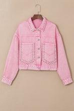 Chaqueta vaquera con bolsillos y tachuelas con remaches rosa 