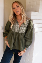 Blusa suelta plisada con cuello dividido bordado verde 