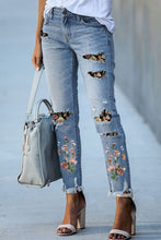 Jeans ajustados rotos con parche estampado 