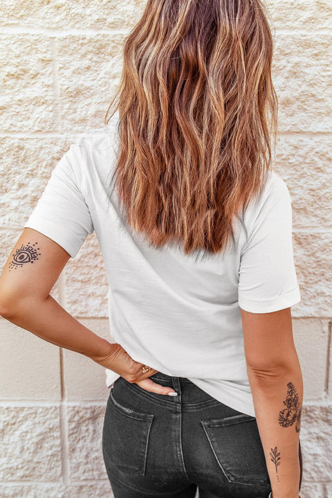 Camiseta blanca con cuello redondo y estampado de árboles de Navidad lindos