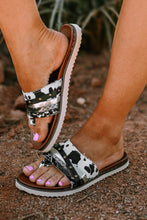 Sandalias con chanclas con estampado animal y tachuelas