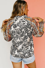 Blusa con cuello en V y borlas con mangas con volantes y estampado abstracto blanco brillante 