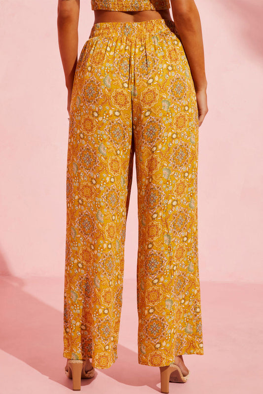 Pantalones anchos con bolsillos y estampado floral bohemio amarillo 