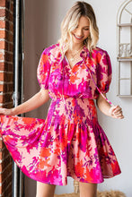 Vestido acampanado con estampado floral y cintura fruncida