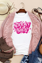 Camiseta blanca con cuello redondo y estampado de murciélago Spooky Babe de Halloween 