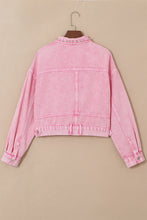 Chaqueta vaquera con bolsillos y tachuelas con remaches rosa 