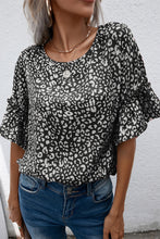 Camiseta con mangas con volantes y lunares de leopardo