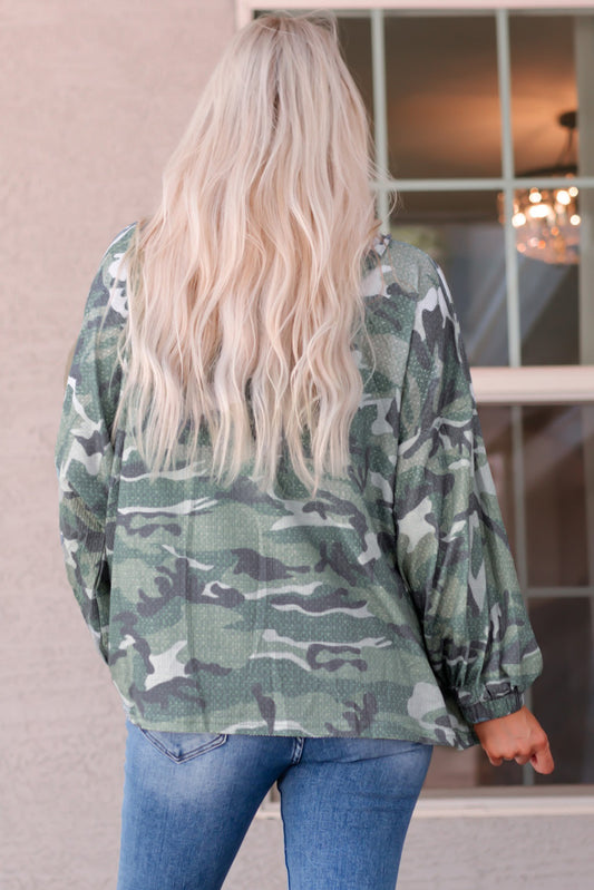 Sudadera con capucha extragrande y estampado de camuflaje de manga larga