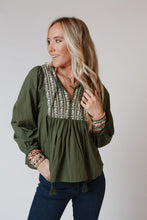 Blusa suelta plisada con cuello dividido bordado verde 