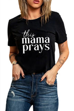 Negro Esta mamá reza Camiseta lisa con estampado de letras