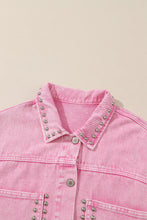 Chaqueta vaquera con bolsillos y tachuelas con remaches rosa 