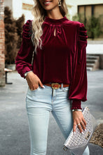 Blusa roja de terciopelo con mangas abullonadas y cuello simulado 