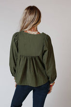 Blusa suelta plisada con cuello dividido bordado verde 