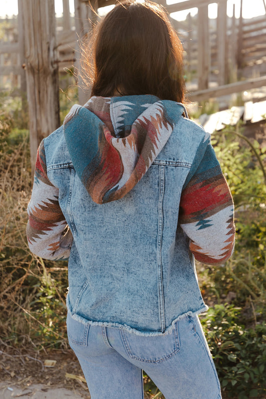 Chaqueta vaquera con dobladillo deshilachado y estampado azteca multicolor