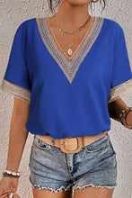 Blusa de manga corta con cuello en V y ribete de encaje