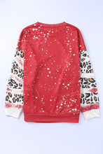 Sudadera con bloques de color blanqueados y leopardo con letras PRAY