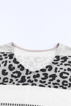 Top con cuello en V y bloques de color de leopardo