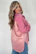 Chaqueta sherpa rosa con bolsillo con solapa y botones en bloques de color 