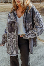 Chaqueta vaquera con capucha y dobladillo deshilachado con patchwork a cuadros gris 