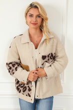 Chaqueta sherpa con botones a presión y patchwork de leopardo beige 