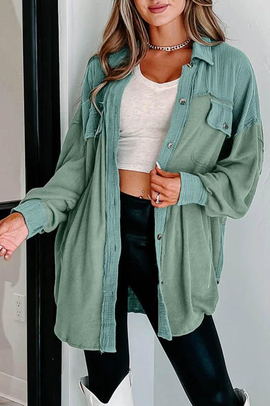 Chaqueta estilo túnica con bolsillo con solapa y costuras texturizadas en mezcla de verde 