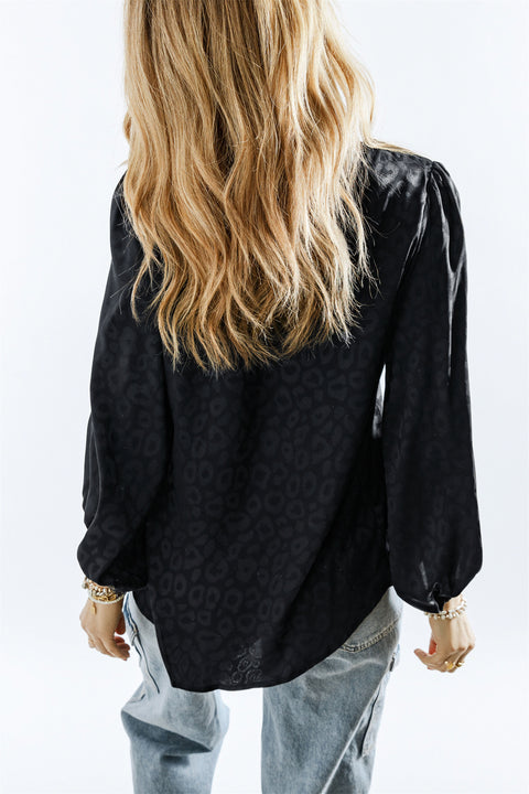 Blusa con estampado de leopardo y cuello en V 