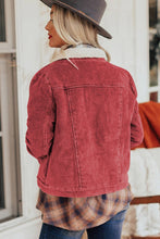 Chaqueta con solapa y botones a presión de sherpa de pana roja 