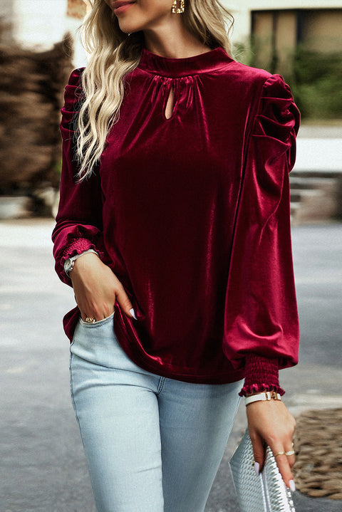 Blusa roja de terciopelo con mangas abullonadas y cuello simulado 