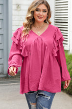 Blusa rosa con cuello en V y volantes arrugados talla grande 