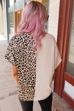 Blusa con bloques de color de leopardo en contraste