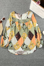 Blusa con estampado mixto y cuello cuadrado