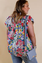 Blusa con cuello en V y manga japonesa con volante y estampado floral