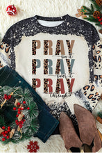 Sudadera con bloques de color blanqueados y leopardo con letras PRAY